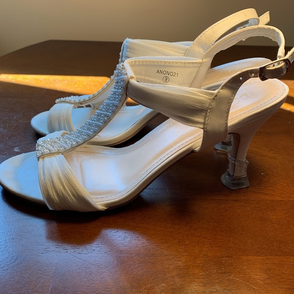 David’s Bridal Women’s size 9 Wedding Shoes White - Picture 2 of 4